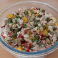 Salade van cannellinibonen met tonijn, gele en rode paprika, rode ui, kappertjes, olijven en aioli