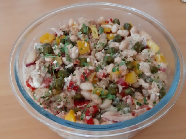 Salade van cannellinibonen met tonijn, gele en rode paprika, rode ui, kappertjes, olijven en aioli