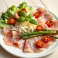 Carpaccio van Ganda ham met gegrilde asperges.
