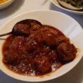 Chinese gehaktballetjes in zoetzure saus met ui en knoflook