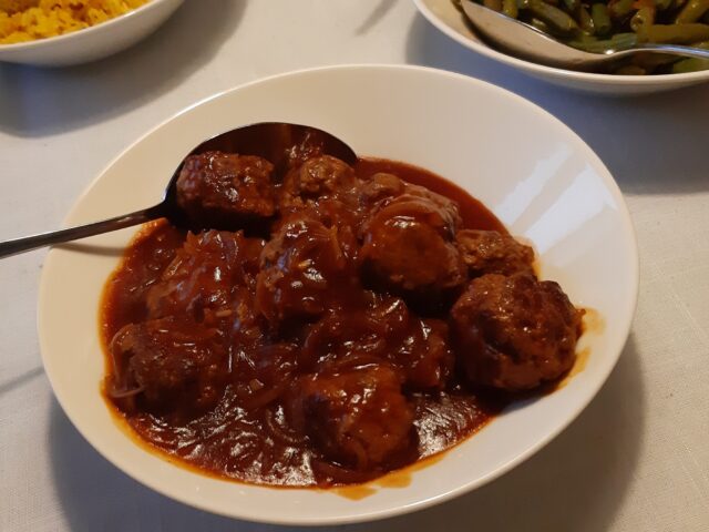 Chinese gehaktballetjes in zoetzure saus met ui en knoflook