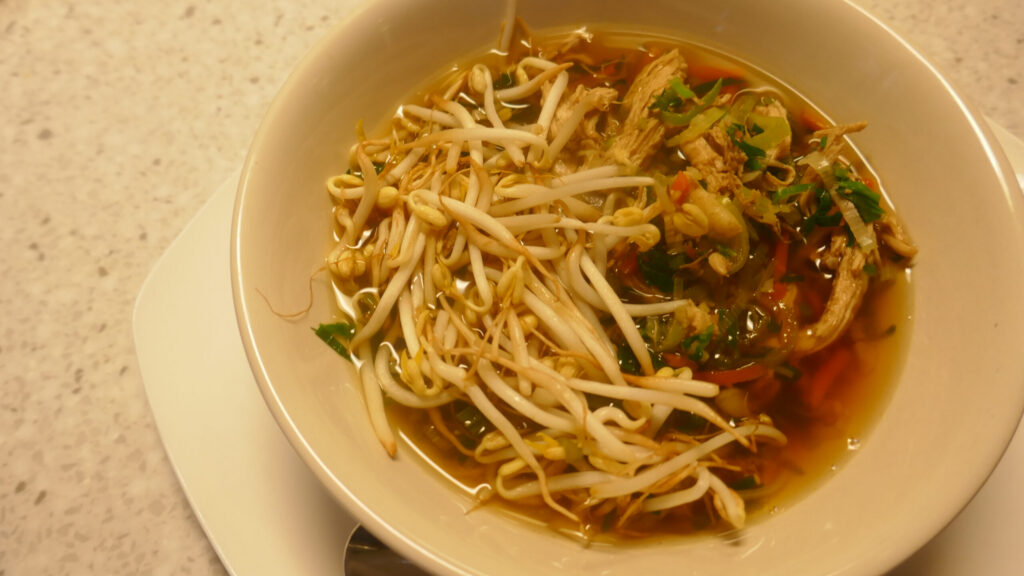 Chinese kippensoep met taugé