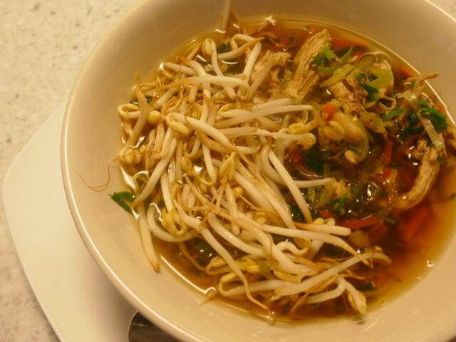 Chinese kippensoep met taugé
