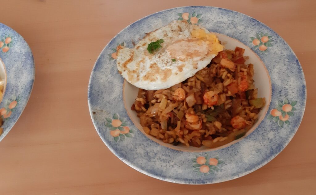 Chinese nasi met spek en rivierkreeftjes