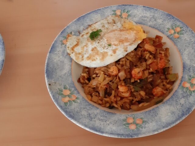 Chinese nasi met spek en rivierkreeftjes