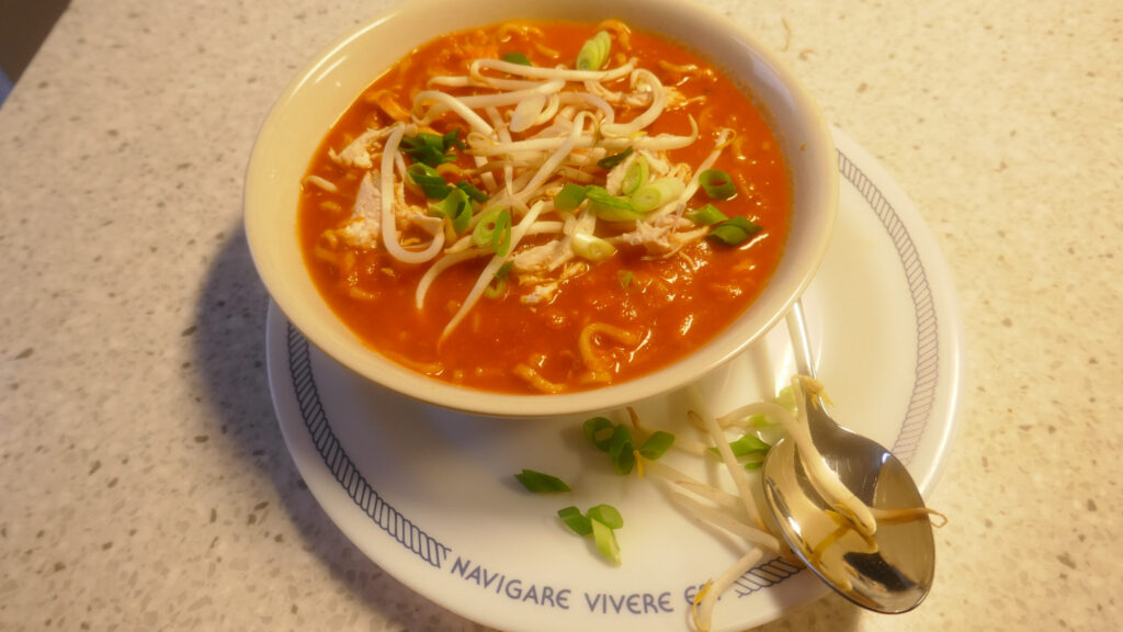 Chinese tomatensoep met bosui en taugé