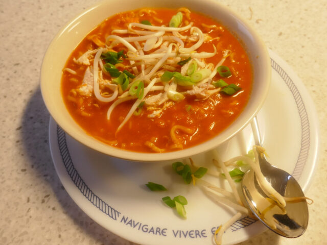 Chinese tomatensoep met bosui en taugé