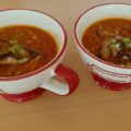 Snelle en eenvoudige Chinese tomatensoep met ei-flinters, lente-uitjes en gebakken shiitake