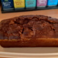 Chocoladecake met witte en bruine chocoladestukjes