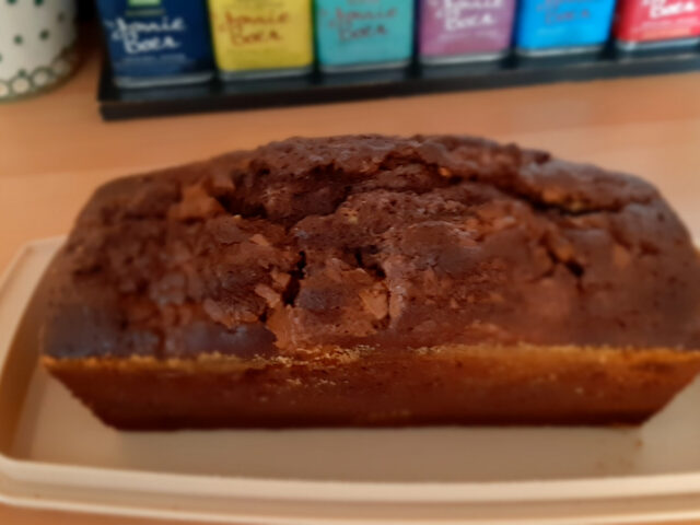 Chocoladecake met witte en bruine chocoladestukjes