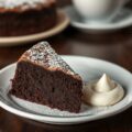Chocoladecake met slagroom quenelles