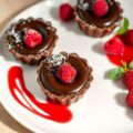 Chocolademoussetaartjes met frambozencoulis