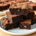 Chocoladeplaatkoek met noten en rozijnen