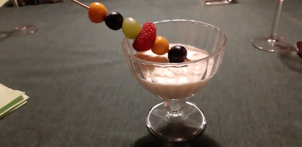 Citroenmousse met fruitspiesje