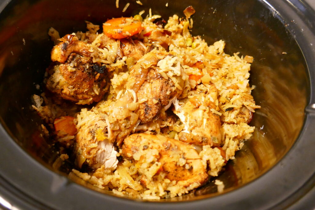 Complete Slowcooker maaltijd met kip, rijst, groente, kruiden en specerijen
