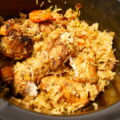 Complete Slowcooker maaltijd met kip, rijst, groente, kruiden en specerijen