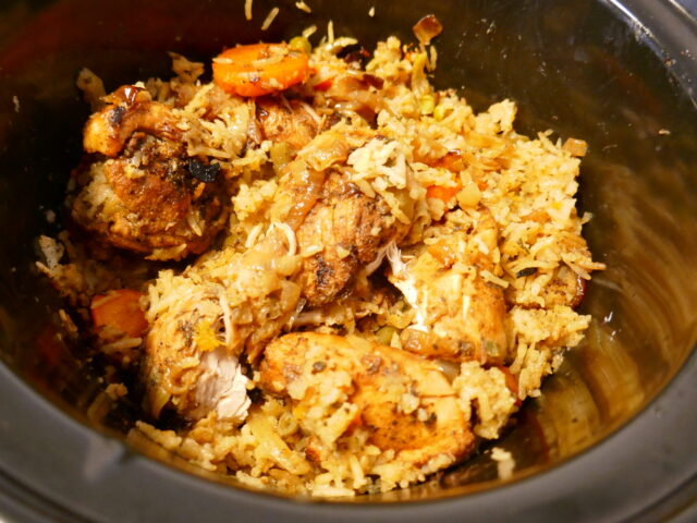 Complete Slowcooker maaltijd met kip, rijst, groente, kruiden en specerijen