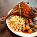 Confit van Tamme Eend met Witte Bonen en Uiencompote