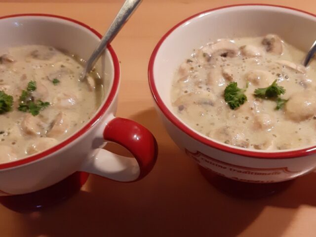 Courgette-kaassoep met champignons