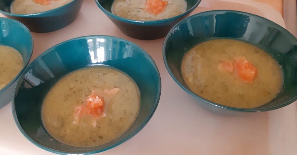 Courgette-preisoep met dille en gerookte zalm