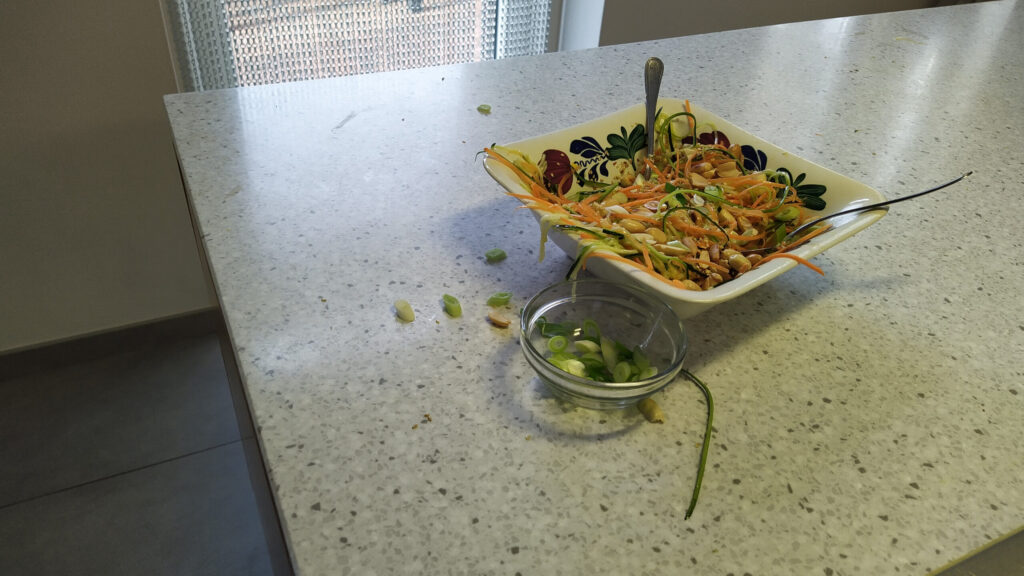 Courgette wortelsalade met sesamzaad en pinda's