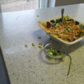 Courgette wortelsalade met sesamzaad en pinda’s
