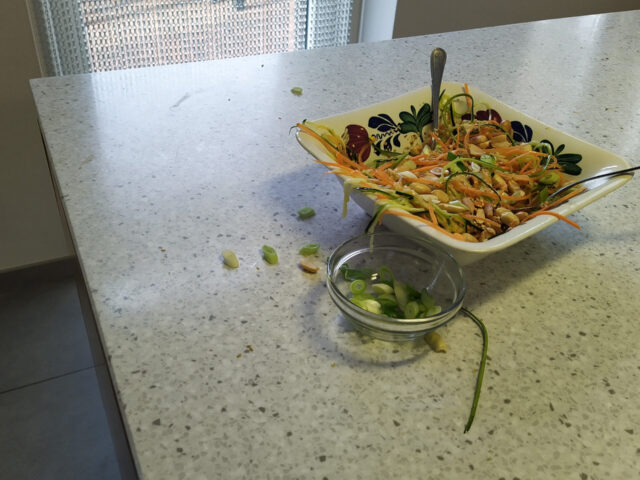 Courgette wortelsalade met sesamzaad en pinda’s