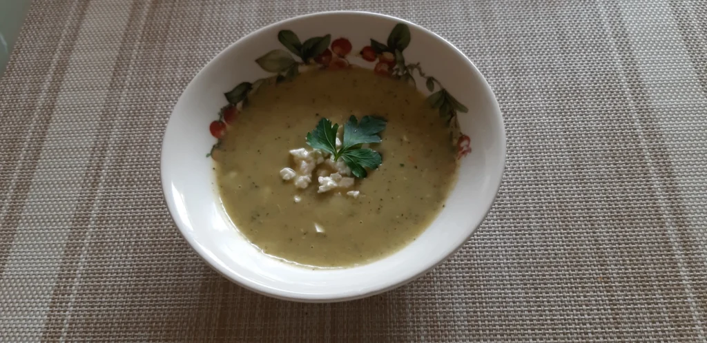 Courgettesoep met prei, pesto en feta