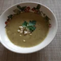 Courgettesoep met prei, basilicumpesto en feta
