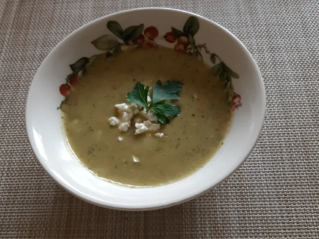 Courgettesoep met prei, basilicumpesto en feta