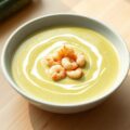 Courgettesoep met smeer kaas en garnalen