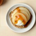 Cracker met peren-appelstroop en Hüttenkäse