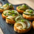Crostini met komkommer en paling