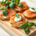 Crostini met limoenboter en gerookte zalm