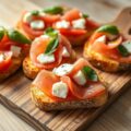 Crostini met rauwe ham, tomaat, en mozzarella
