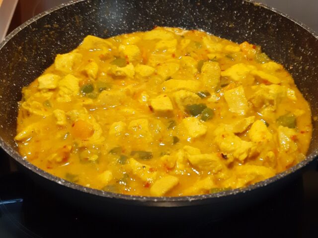 Curry van kipfilet met paprika en mango chutney