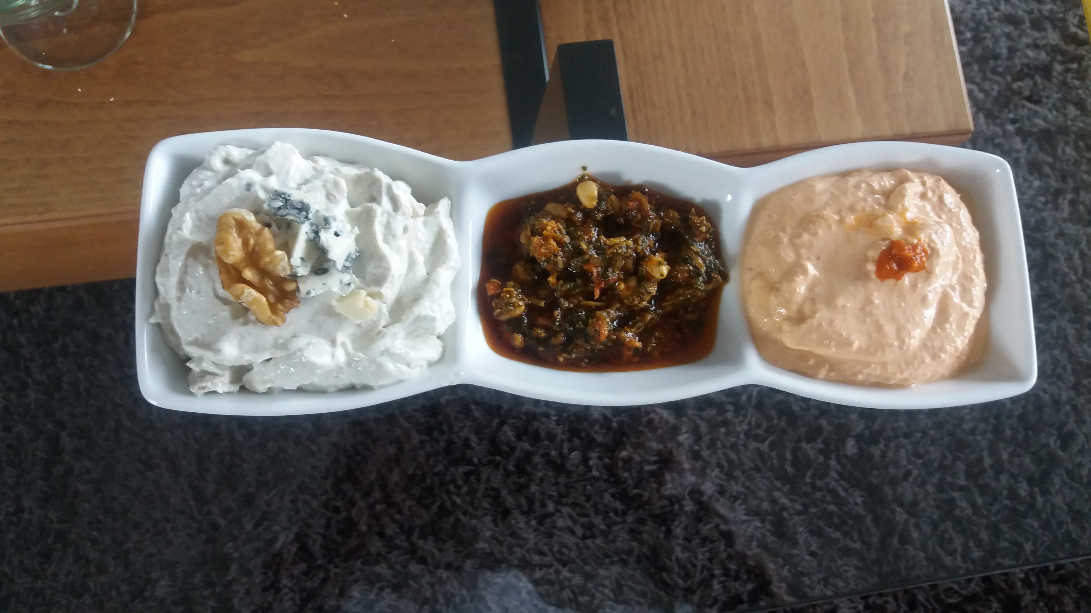 Drie verschillende dipsausjes voor een gezellige borrel