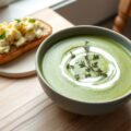 Doperwtensoep met broodje eiersalade