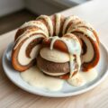 Drie kleuren ijstulband met witte chocoladesaus