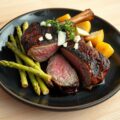 Dubbele lams-biefstuk met asperges en een Parmezaa