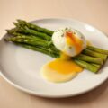 Duo van asperges, gepocheerd ei en emulsie met blauwschimmelkaas