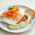 Duo van heilbotfilet en gerookte wilde zalm met citruszeste, avocadocrème en zalmeitjes
