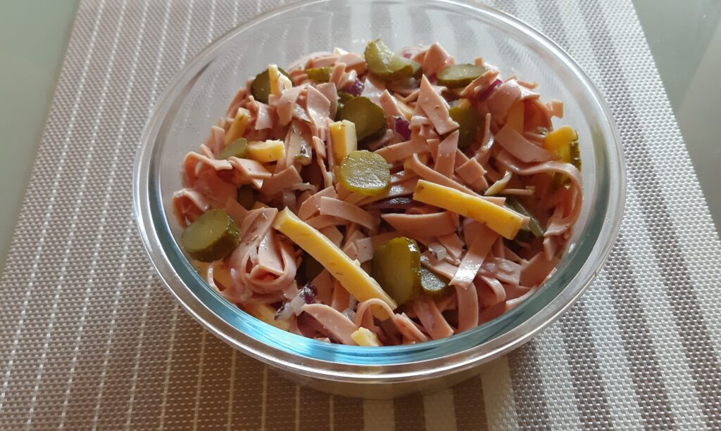 Echte Duitse zoetzure Worst-kaassalade met augurkjes
