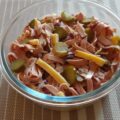 Echte Duitse zoetzure worst-kaassalade met augurkjes