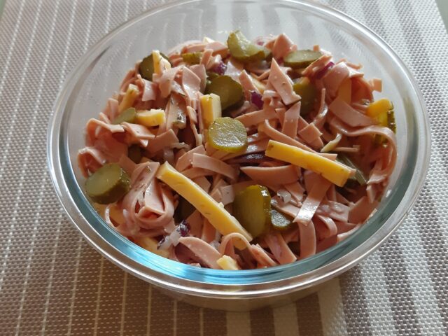 Echte Duitse zoetzure worst-kaassalade met augurkjes
