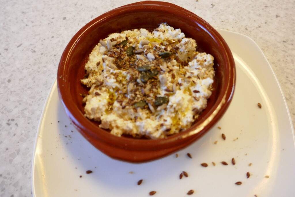 Eenvoudige dip van Feta en Hüttenkäse