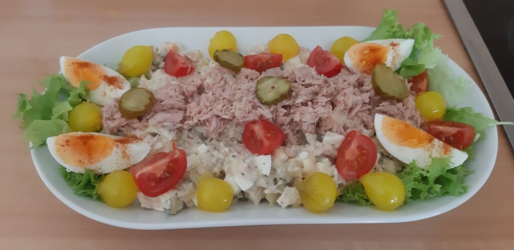 Eenvoudige tonijnsalade met een restje aardappel