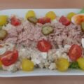 Eenvoudige tonijnsalade met aardappel, appel, ei en augurk