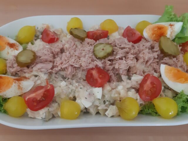 Eenvoudige tonijnsalade met aardappel, appel, ei en augurk