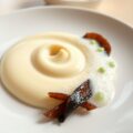 Eiercrème met gerookte paling en schuim van zoetzure saus